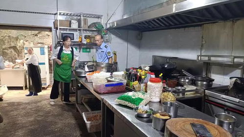 合江縣臨港市場監管所開展節后餐飲食品安全專項檢查，筑牢服務安全防線